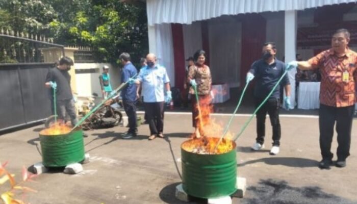 Kejari Tigaraksa Musnahkan Ratusan Juta Uang Palsu Dengan Cara Dibakar