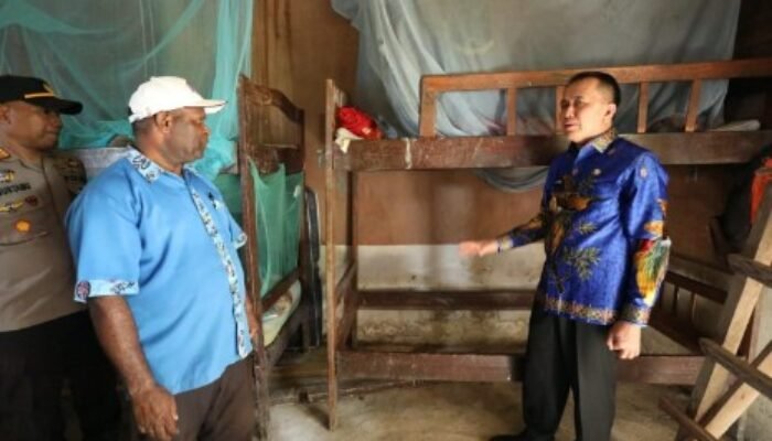 Pj Gubernur Agus Fatoni Beri Bantuan ke Gereja-Panti Asuhan di Keerom