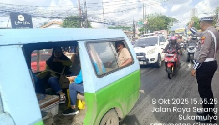 Personel Lantas Polsek Cikupa Laksanakan Pengaturan Lalu Lintas Sore di Pertigaan Columbus