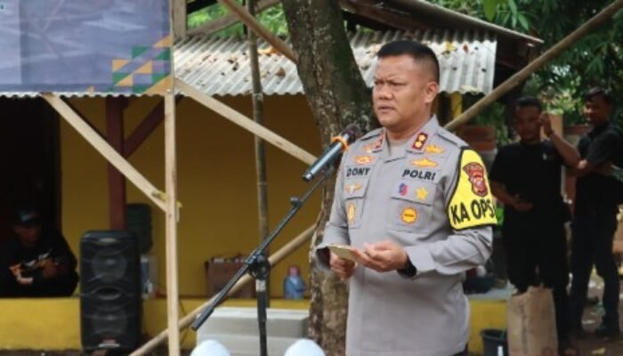 Kapolres Subang Lakukan Peletakan Batu Pertama Program Rutilahu untuk Ibu Amah di Desa Kadawung
