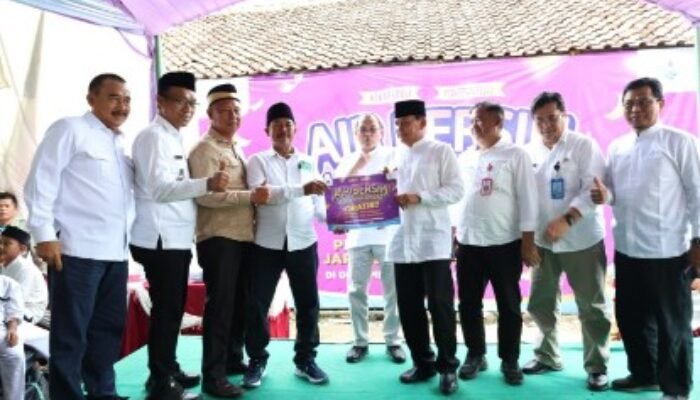 Bupati Tangerang Simbolis Berikan Bantuan Pemasangan Air PDAM Gratis untuk 250 Warga Desa Tanjakan Mekar
