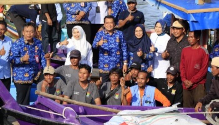 Bupati Maesyal Serahkan 9 Unit Kapal Tangkap Ikan ke Nelayan Kecamatan Kronjo