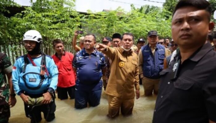Bupati Tangerang Tinjau Banjir Di Desa Cirumpak Kronjo