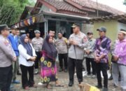 Tinjau Rumah Roboh di Kresek, Kapolresta Tangerang Pastikan Koordinasi Bantuan Pembangunan Ulang