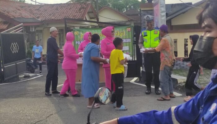 Polsek Kronjo Bagikan 40 Paket Takjil Gratis kepada Pengguna Jalan