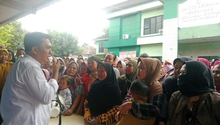 Camat Cisoka Ambil Langkah Tepat, Membeludak&nbsp; Warga Ambil Gerakan Pangan Murah ( GPM ) di Halaman kecamatan