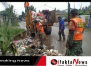 Satgas sampah Koramil 14/Panongan bersama warga laksanakan pembersihan lingkungan di Kp Sangereng