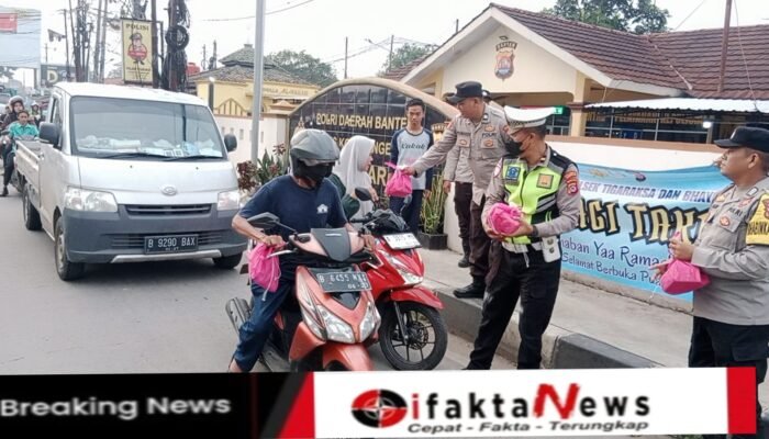 Polsek Tigaraksa Bersama Bhayangkari Ranting Gelar Program Kapolresta Tangerang “Bakso Urat” Berbagi Takjil