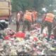 Satgas Sampah Koramil 10/Sepatan Angkut Sampah di Jalan Raya Mauk