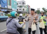 Semoga Jadi Berkah”: Kapolrestro Tangerang Kota Turun Langsung Bagi Takjil ke Pengendara