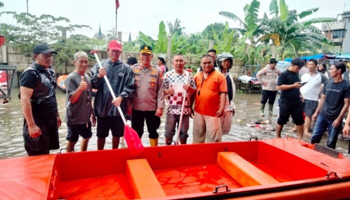 Polrestro Tangerang Kota Gerak Cepat Tangani Banjir di Kota Tangerang, Warga Dievakuasi dan Didirikan Posko Siaga