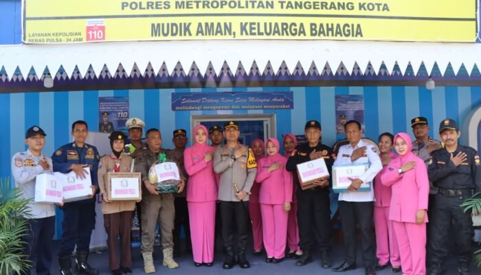 Kapolres Metro Tangerang Kota Cek Pos Pengamanan Mudik, Bhayangkari Turun Berbagi Kepedulian
