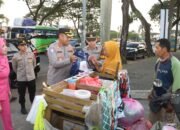 Kapolresta Tangerang dan Bhayangkari Sambangi Pospam Mudik, Bagikan Parsel hingga Takjil