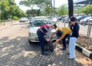 Anggota Polres Bandara Soekarno Hatta Bantu Pengendara Mobil Mogok Dengan Humanis