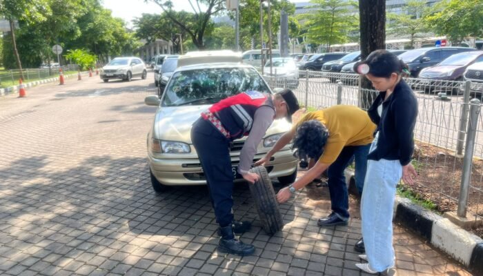Anggota Polres Bandara Soekarno Hatta Bantu Pengendara Mobil Mogok Dengan Humanis