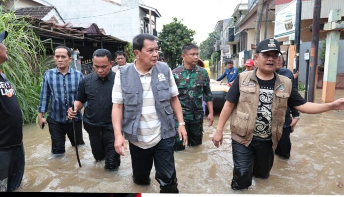 Bupati Tangerang Tinjau Langsung Lokasi Banjir dan Serahkan Bantuan Logistik&nbsp;