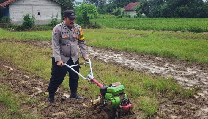 Bhabinkamtibmas Polsek Kronjo Hadiri Penanaman Jagung Serentak Dukung Swasembada Pangan