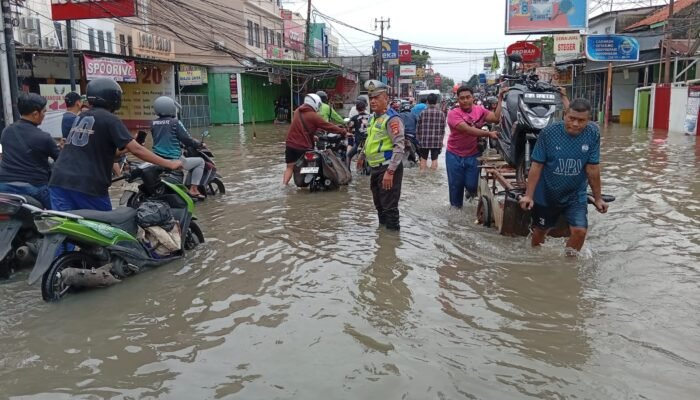 Polrestro Tangerang Kota Gerak Cepat Tangani Banjir di Kota Tangerang, Warga Dievakuasi dan Didirikan Posko Siaga