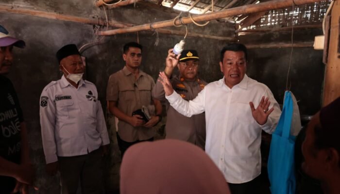 Tinjau Rumah Kumuh di Pakuhaji, Bupati Tangerang Beri Bantuan Pembangunan Rumah Layak Huni