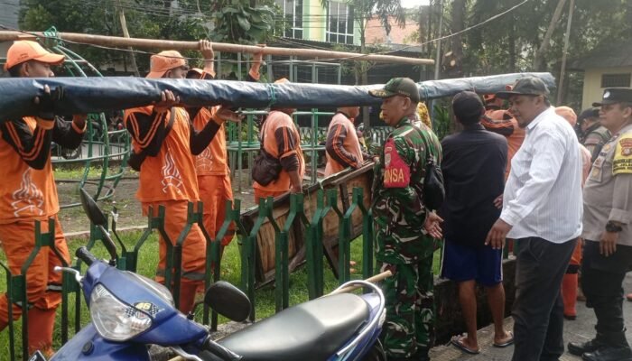 Tindak Lanjut Keluhan Warga, Aparat Gabungan Bersihkan Area PKL di RW 02 Jelambar